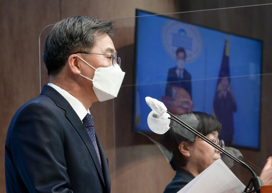 대선 독자 출마를 선언하고 '새로운 물결(가칭)' 창당에 나선 김동연 전 경제부총리가 9일 국회 소통관에서 '2호 공약(미래대비 1호)' 발표를 하고 있다.국회사진기자단·연합뉴스